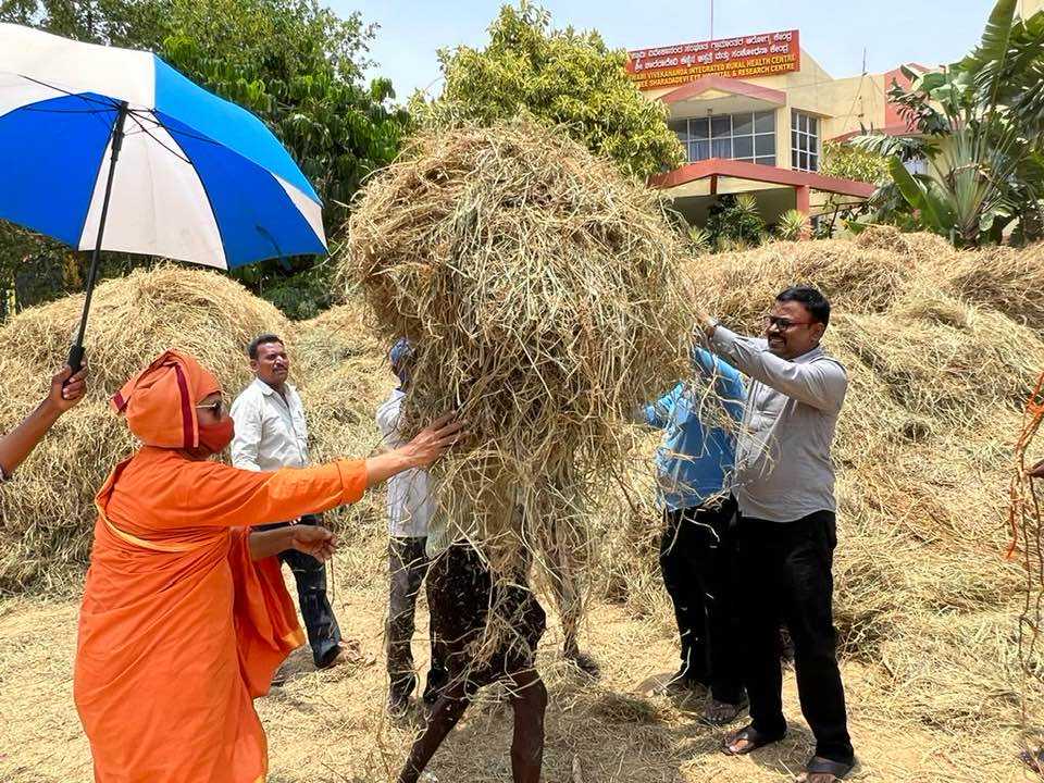 The Fodder Distribution centre has already started at Sri Ramakrishna Sevasrama,Pavagada. Hundreds of people are coming not only from Pavagada alone but from the distance villages like kanivenahalli, Pothaganahalli, Palamalai, Bhirapura, Roppa, Rajavanthi etc. The terrible scorching sun is creating lots of problems for the fodder. Swami Japanandaji is overseeing the project. This project is being supported by Infosys Foundation.